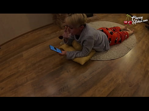 ❤️ Šialená blondínka fajčí obrovský penis a skáče na ňom - análny sex Porno na nás ☑